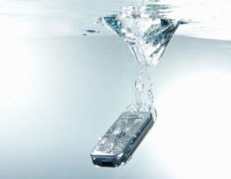 Аккумулятор телефона упал в воду. Уронил планшет в воду. В телефон попала вода. Телефон упал реклама.